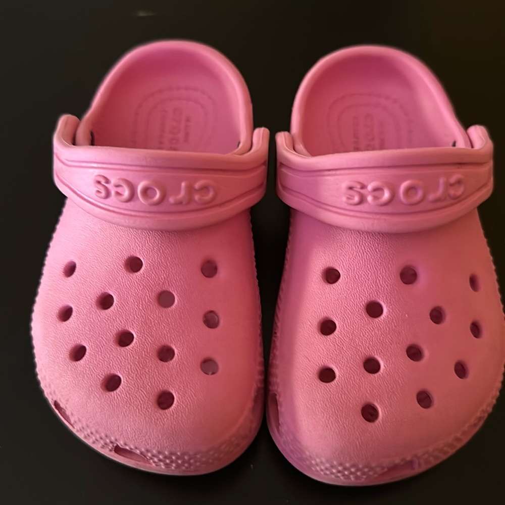 Pink Child Crocs sz 7. Very lightly used